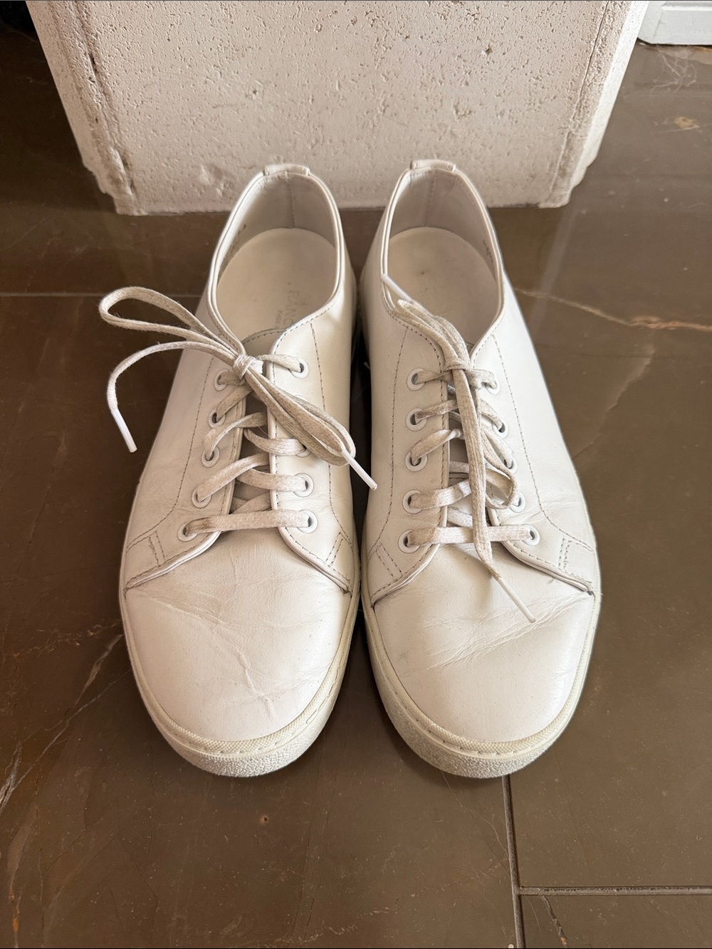 Men’s white casual lace up shoe size 9